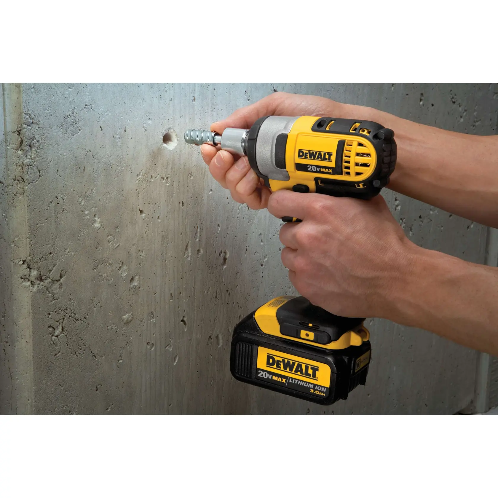 Una persona usa un destornillador de impacto inalámbrico DEWALT 20V Max para instalar un anclaje en una pared de concreto.