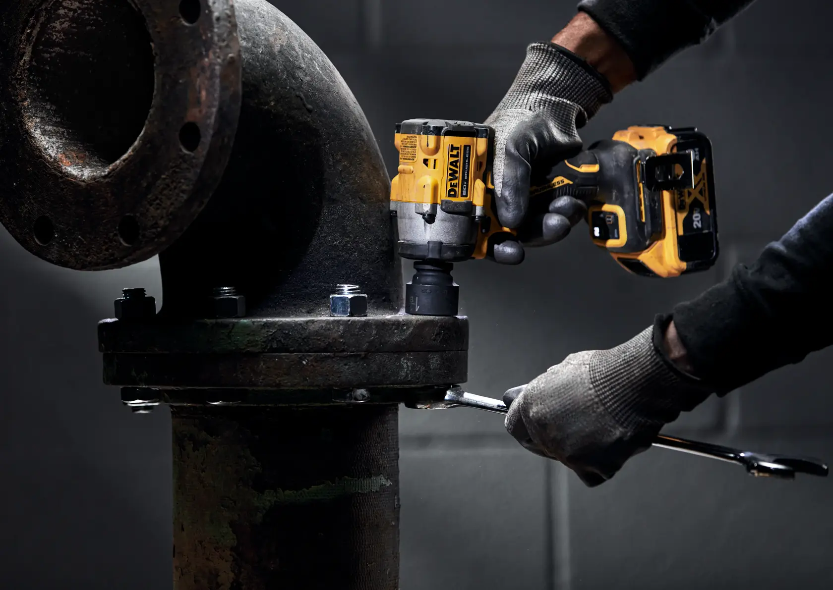 Llave de impacto inalámbrica DEWALT 20V brushless, modelo DCF922B, con mango ergonómico negro y amarillo y clip de metal para cinturón. La batería no está colocada.