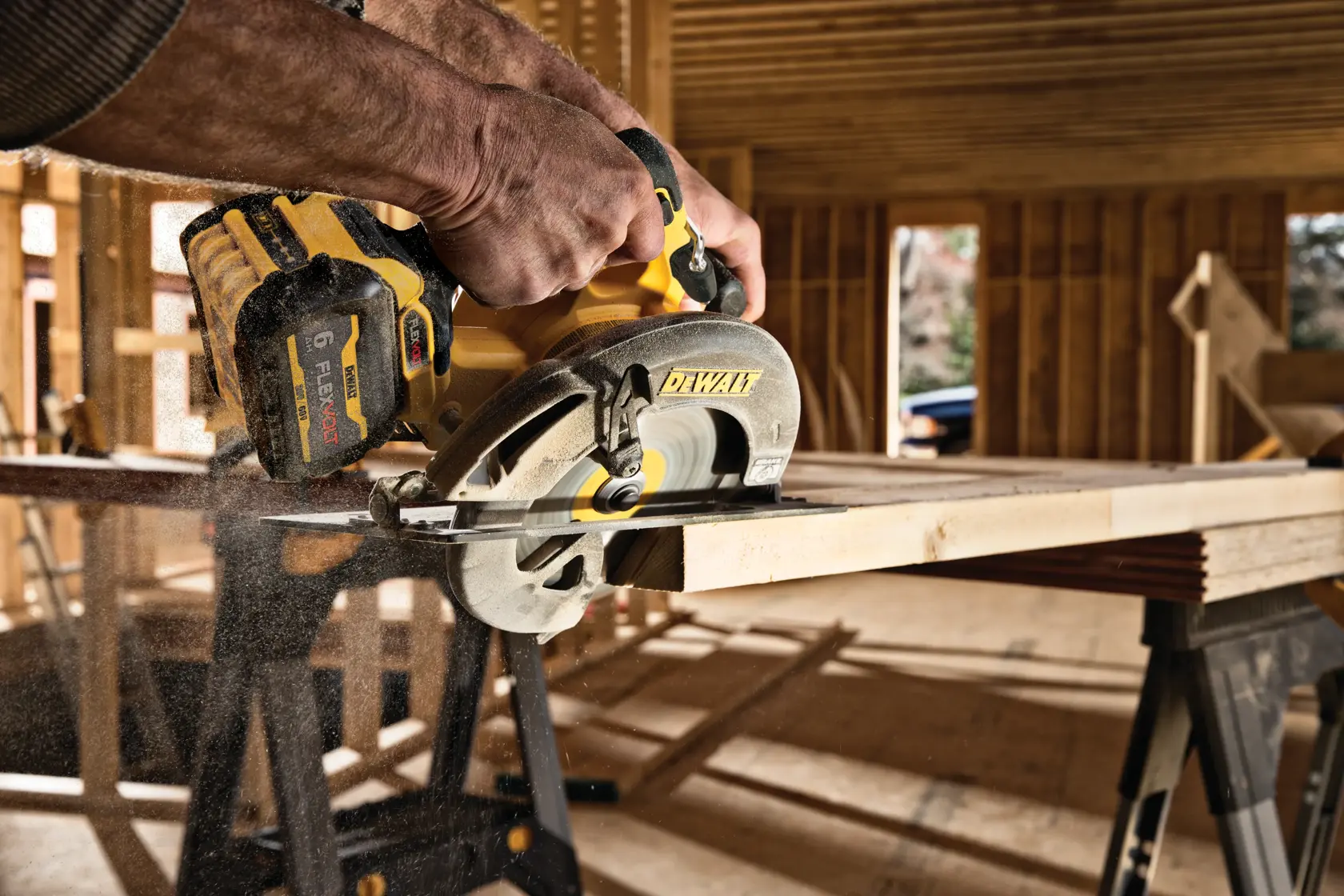 Sierra circular inalámbrica DEWALT cortando madera en obra. Polvo visible cerca del disco.