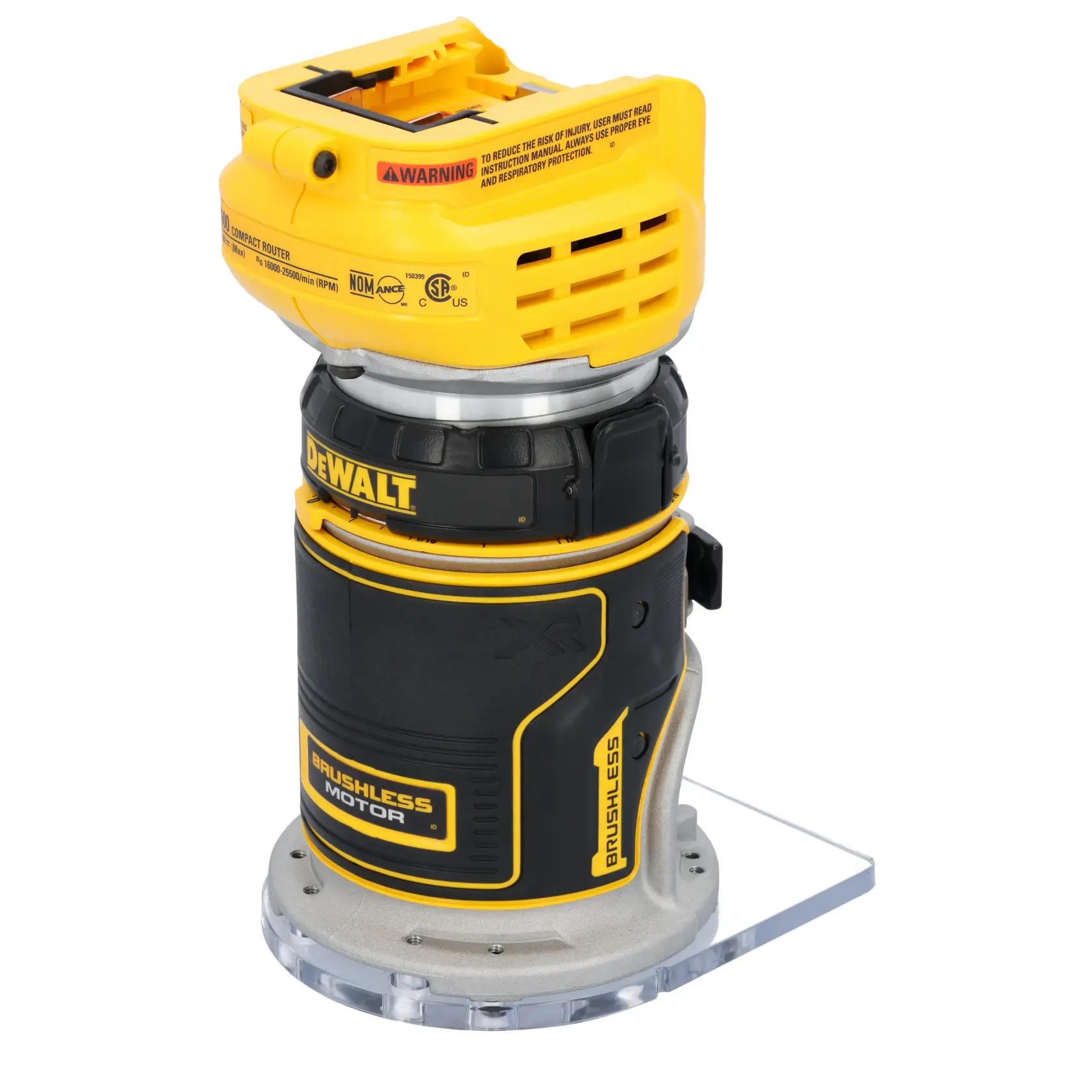 Un router compacto inalámbrico DEWALT DCW600B, con un diseño amarillo y negro, la marca visible y una etiqueta de motor sin escobillas. El router está en posición vertical, con una base transparente y una etiqueta de advertencia en el lateral.