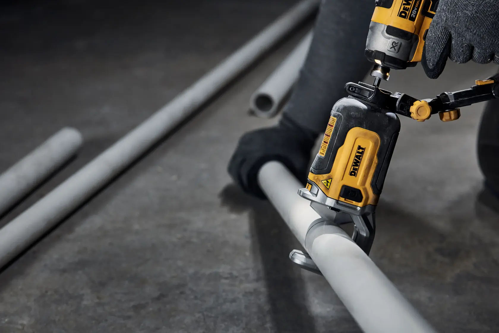 Herramienta fotográfica DEWALT DWAPVCIR con brazo y abrazadera ajustables, negro y amarillo sobre fondo blanco.