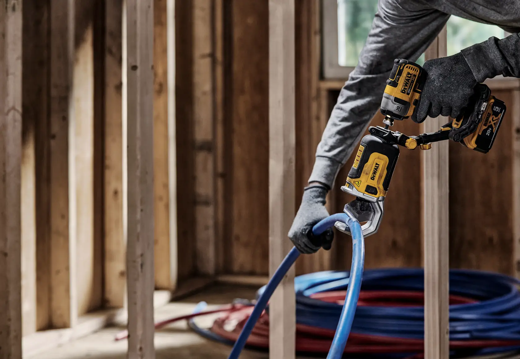 Herramienta DEWALT DWAPVCIR para cortar tubos PVC, con abrazadera ajustable, negro y amarillo, fondo blanco.
