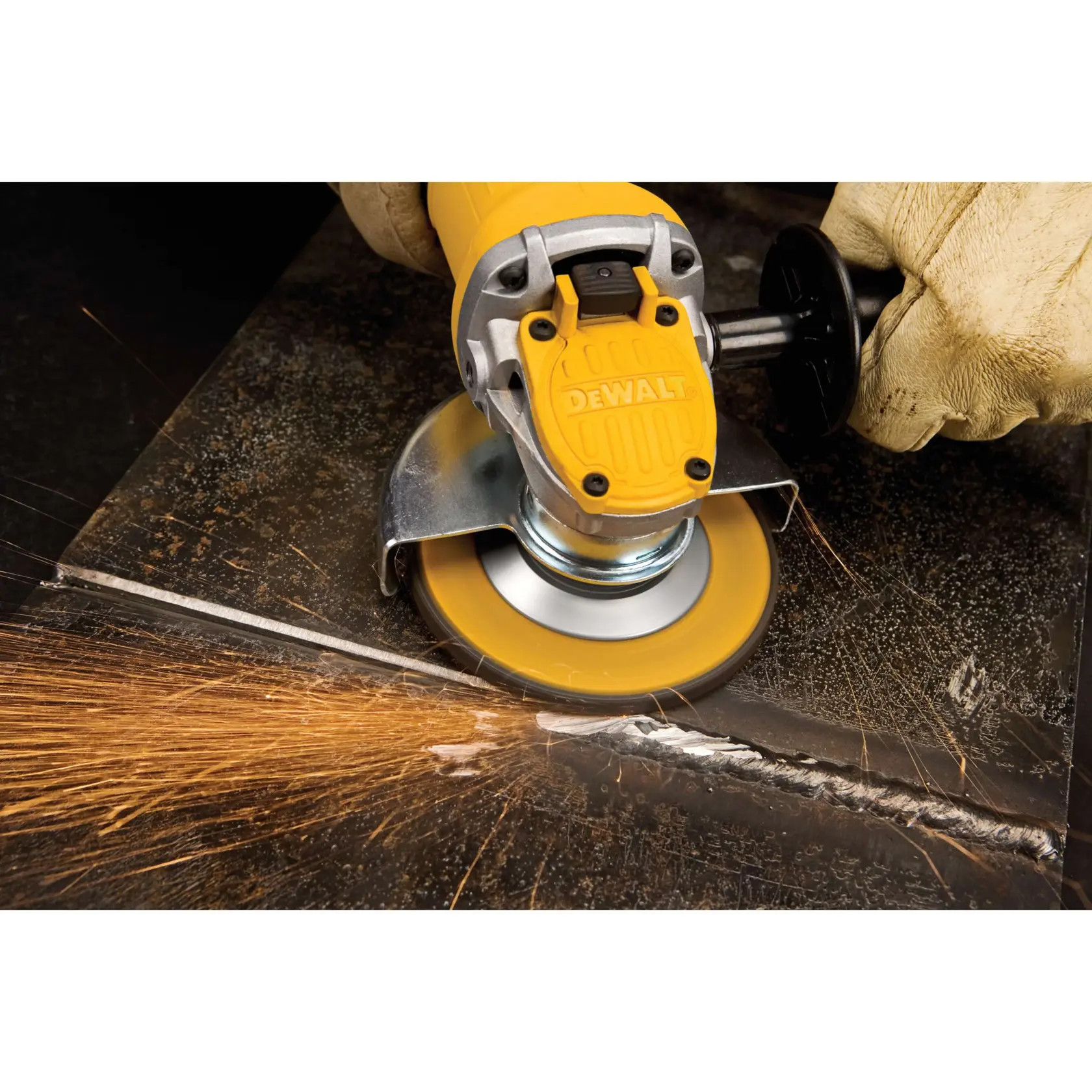 Una amoladora angular DEWALT utilizada para cortar metal, con chispas saliendo del área de corte. El trabajador lleva guantes protectores.