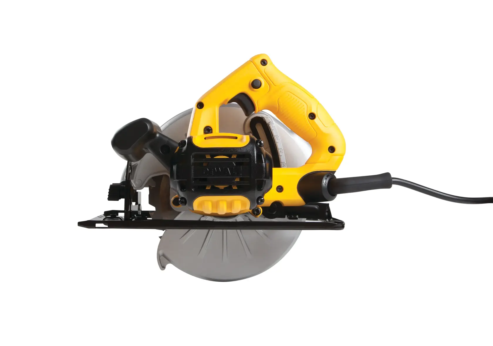 Sierra circular eléctrica amarilla DEWALT con cable, vista lateral sobre fondo blanco.